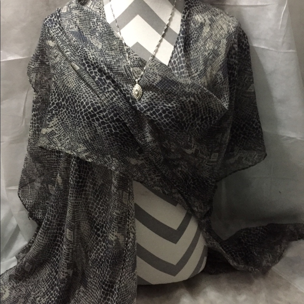 Large gray Scarves - Picture 2 of 3